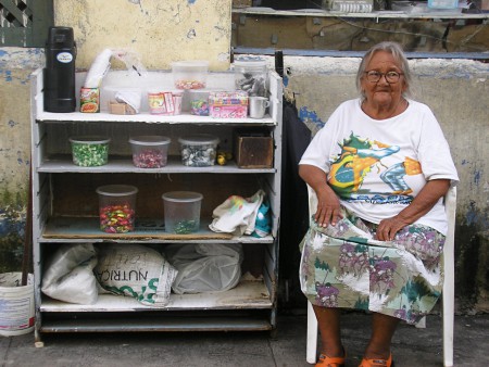 Sie hat sich mit ihrer Familie in Manaus zerstritten und verkauft seit über 30 Jahren Süßigkeiten und Zigaretten 