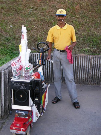 Mit Recht Stolz auf den selbst gebauten Kaffeewagen 